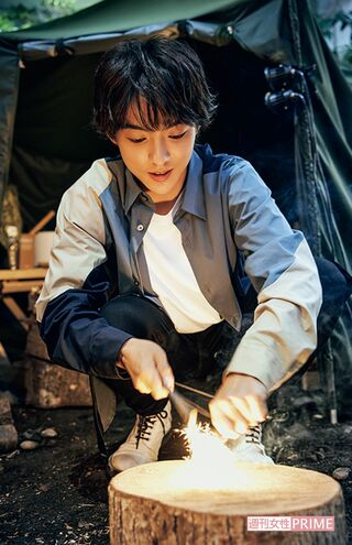 ファイヤースターターで火おこし　撮影／廣瀬靖士