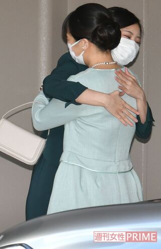 '21年10月26日、結婚に伴ってお住まいを離れる際、妹の佳子さまとの抱擁でお互い涙ぐまれて