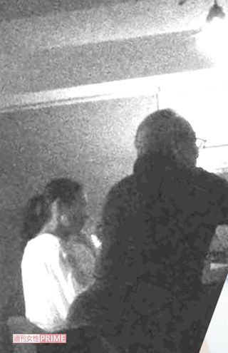 2016年9月中旬、バーカウンターで50歳男性(右)の隣に座る小泉。豊原とお忍びで来店していた