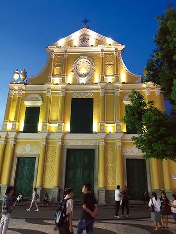 ライトアップした聖ドミニコ教会。16世紀に建てられた教会にはバロック様式の美しい祭壇が