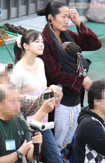 広末涼子と次男を抱いた夫のキャンドル・ジュン氏（2011年）