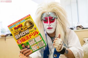 控室で出番を待つ氏神一番。何とも言えない表情　撮影／矢島泰輔