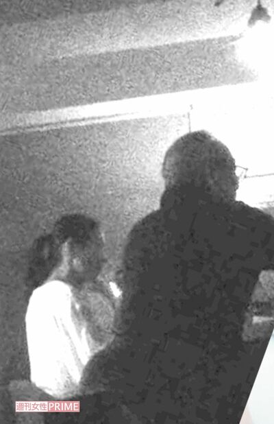 2016年9月中旬、バーカウンターで50歳男性(右)の隣に座る小泉。豊原とお忍びで来店していた