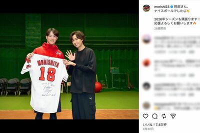 始球式を務めたSnowMan阿部亮平と記念撮影をする森下暢仁（森下の公式インスタグラムより）