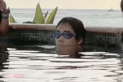 水中ゴーグルを付けて不審な行動を取るゆうま