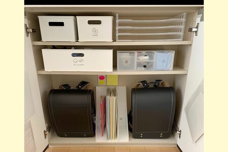 学校から帰ると自然とランドセルをこの定位置に収納するように。学校用品はすべてここ。朝の支度もラクラクに