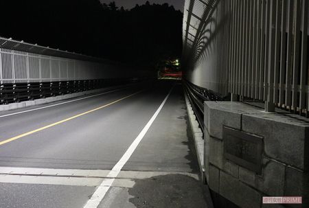 のしかかるような威圧感のあるフェンスの下、歩を進める。深夜、通ると顔のつぶれた女が追いかけてくるという噂が