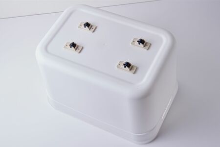 収納ボックスの裏に100均で買えるキャスターを装着すると、中身が取り出しやすく超便利