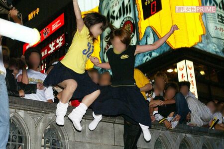 2003年9月15日、阪神タイガースの優勝を祝って道頓堀川に飛び込む若い女性たち