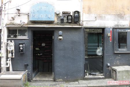 東京・下北沢　老舗のロックバー「トラブルピーチ」（筆者撮影）