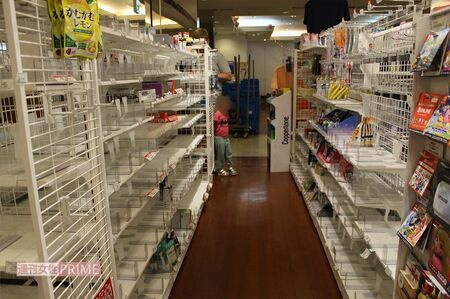 ホテル内のコンビニおにぎりやホットスナック、冷凍食品やカップ麺などの棚はすでに品切れ状態だったが、文房具やアルコール飲料など、非常時にさほど必要なさそうなものは残っていた