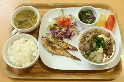 取材した日の夕食も彩りが鮮やかで美味しそう!　60人分の食事を手際よく仕上げていた。メニューは牛すじの煮込み、焼き魚、野菜サラダ、めかぶとしらすのあえ物、野菜スープ、果物、ご飯はおかわり自由