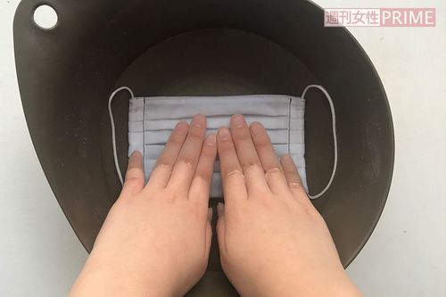 (1)おけに水を用意し、衣料用洗剤を規定量どおり入れ溶かしたら、洗剤液の中にマスクを10分浸す。その後、軽く押し洗い。繊維を傷めるので、もみ洗いはしない。