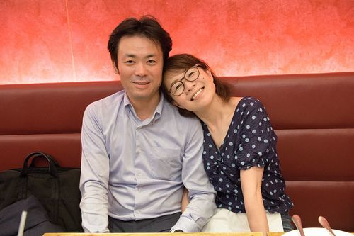 夫の拡光さんと。2人で出かけて外を歩くときは、いつも手をつないでいる仲よし夫婦