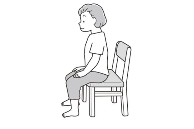 (1)　イスに浅く座り、手はひざの上に置く。足は肩幅に開き、つま先は前に向ける。（イラスト/わたなべふみ）