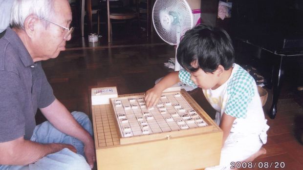 昨年、惜しくも亡くなってしまった祖父との対局。6歳当時からすでに風格が