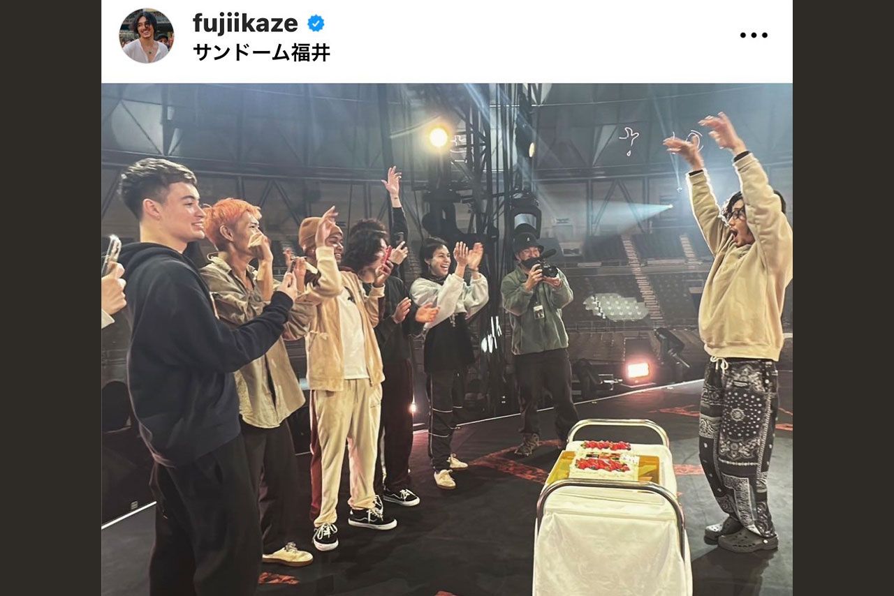 アリーナツアー中にデビュー3周年を迎え、スタッフとともに祝福（公式SNSより）