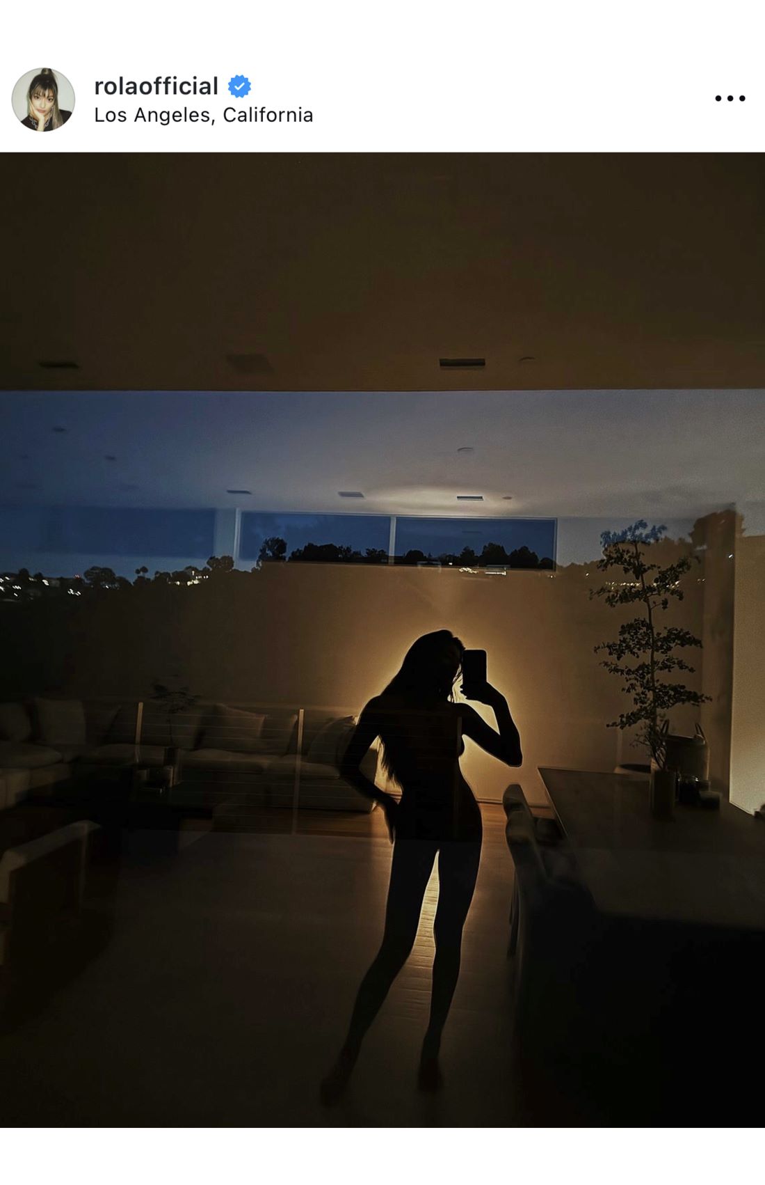 「ただの露出狂」と指摘されてしまったローラの投稿（本人インスタグラムより）