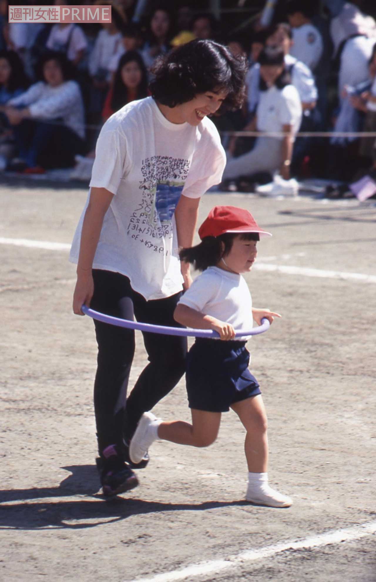 IMALU（当時4歳）の幼稚園の運動会で親子競技に参加する大竹しのぶ（1993年10月9日）（3/3）