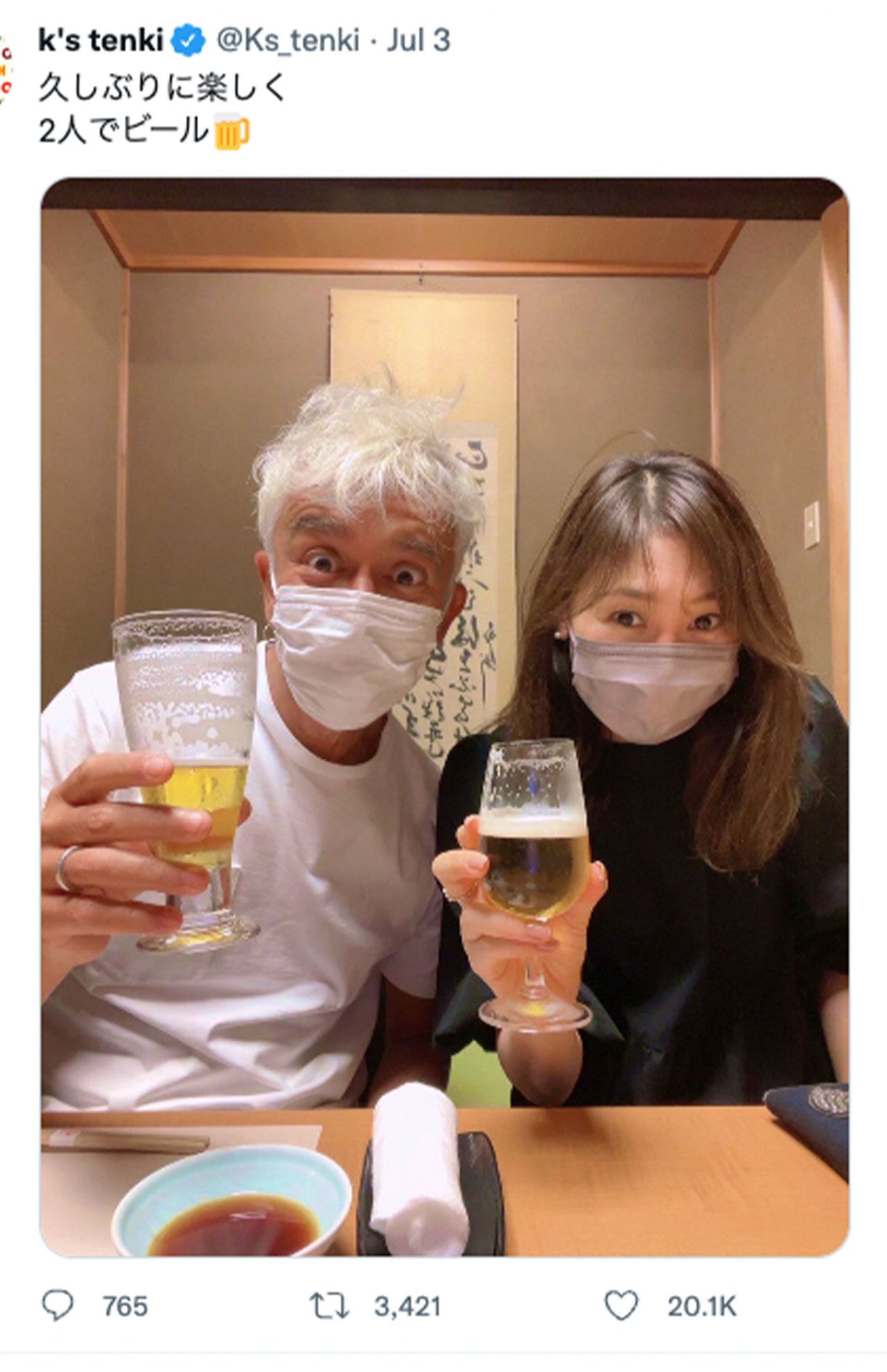 マーク・パンサーとKEIKOがビールを（KEIKOのTwitterより）