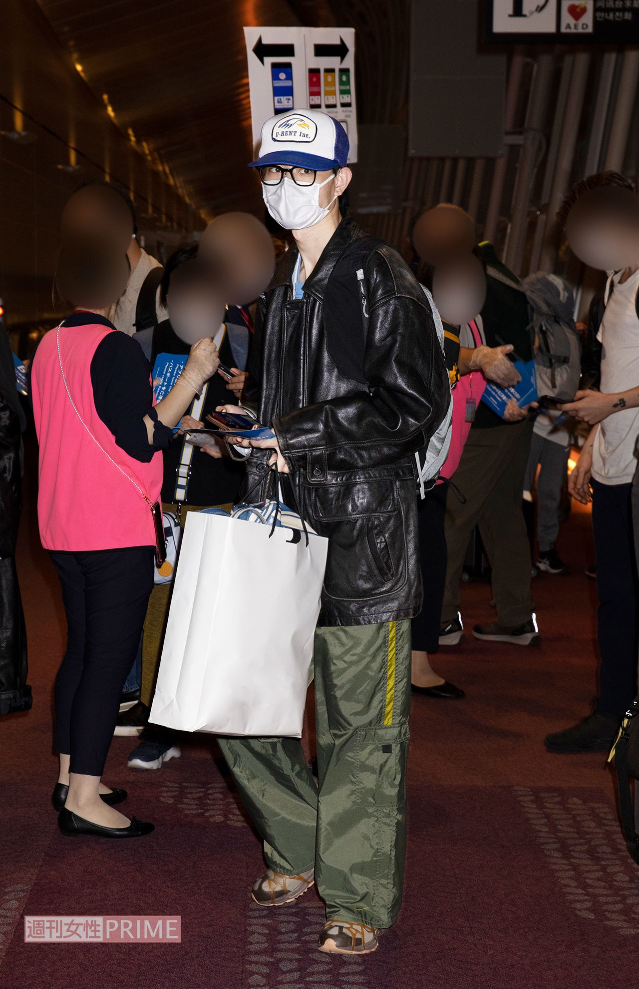 新婚旅行先のロンドンから帰国した菅田将暉（2022年9月）