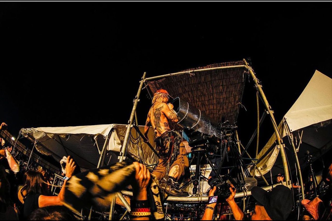 遠くからでもわかる背中のタトゥー（HYDEインスタグラムより）