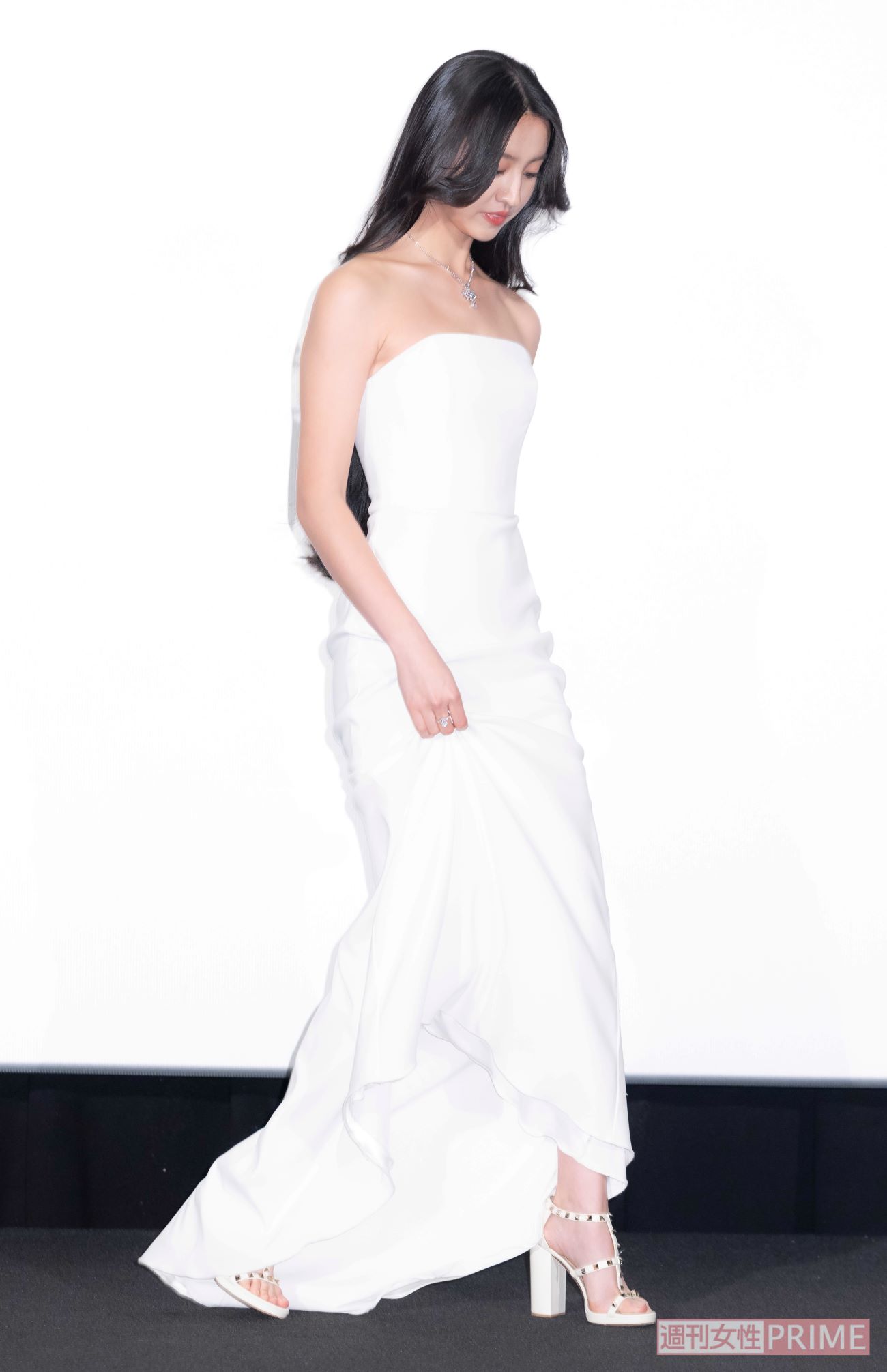 映画『女神降臨』の完成披露試写会にデコルテ全開純白ドレス姿で登場したKoki,（2025年2月）