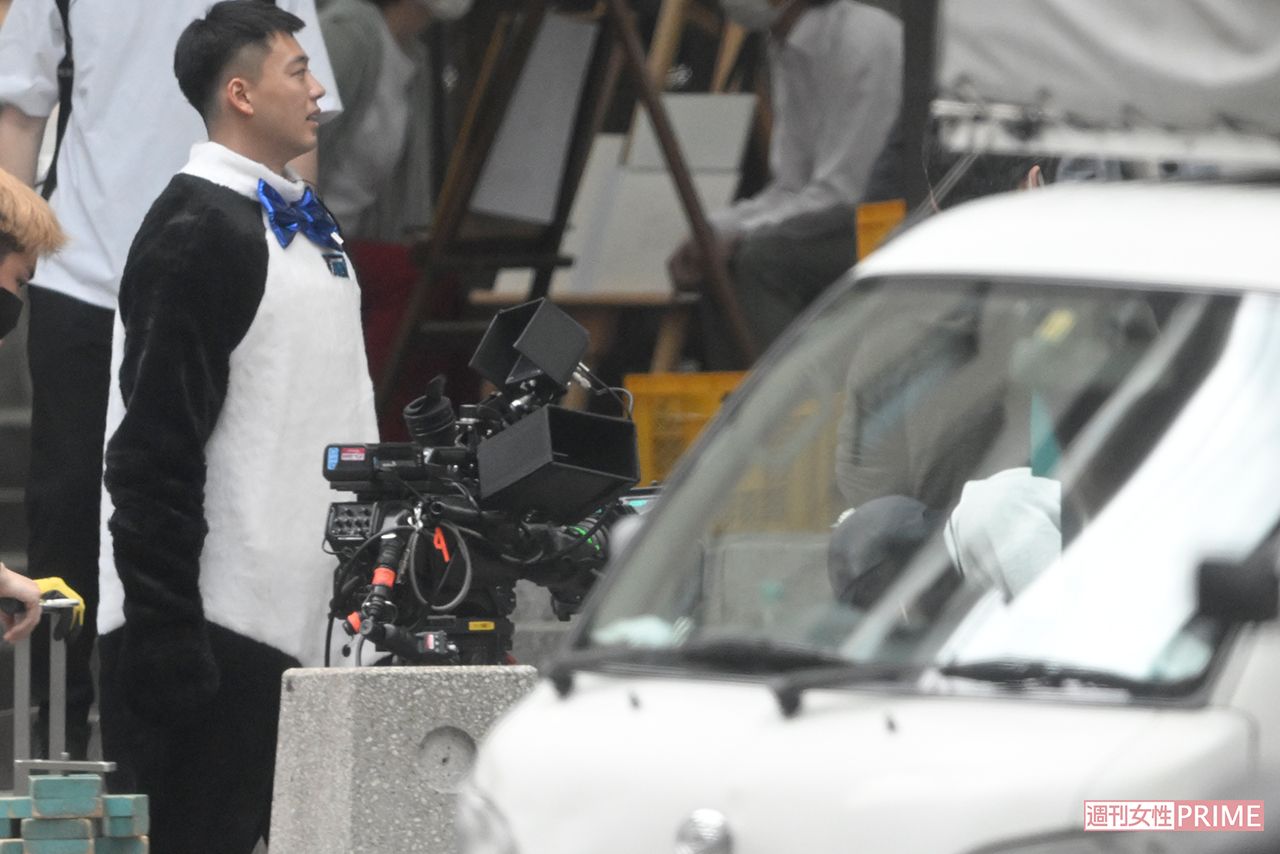 ドラマ『六本木クラス』ロケ、パンダの着ぐるみをきる竹内涼真（2022年5月）