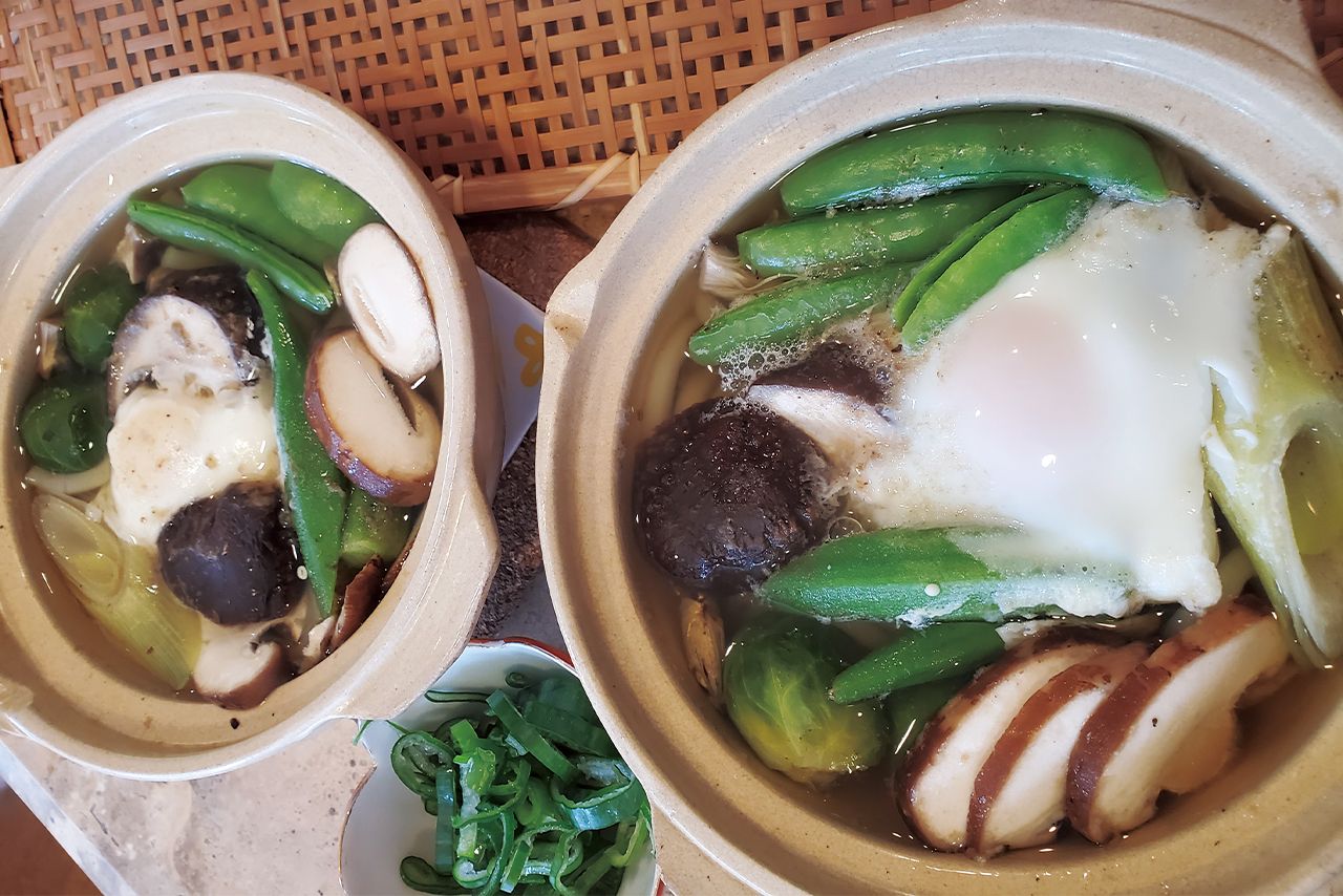 「時差のせいもあって、一日一食になっちまってるんで朝からなべ焼きうどん、生姜たっぷり花巻蕎麦。出前の感じで“毎度！”なんて出してみる。主婦も大変だあ。」（2020年3月24日）