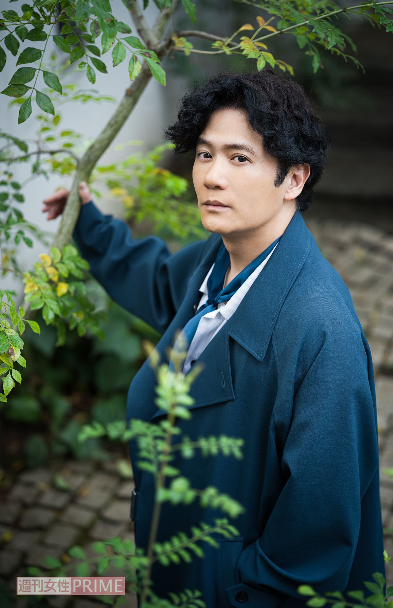 稲垣吾郎　撮影／廣瀬靖士　ヘアメイク／金田順子（稲垣）　スタイリスト／黒澤彰乃　衣装協力／junhashimoto/junhashimotoOMOTESANDO、ネフォロジスト/株式会社ワイエムティー