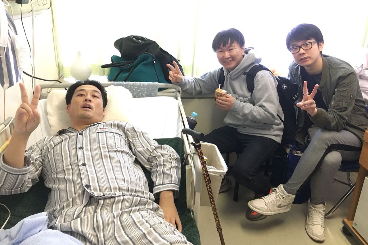 「藤崎マーケット」の田崎佑一の入院中、多くの芸人たちが訪れてくれた。かまいたちの2人もお見舞いに（本人提供）