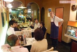 オンたまツアーのひとコマ。喫茶店「ボンネット」のマスター（右）は、あの三島由紀夫と交流があったとか