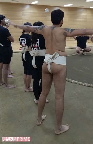 直にまわしを巻いて気合十分、インドから来たアンケイシュさんの後ろ姿