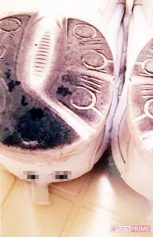 発覚したいじめのひとつ。加害生徒は被害者の上履きの底に「しね」などと書いていた（関係者提供）