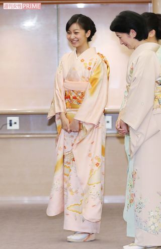 佳子さま。振袖の淡い色味と派手すぎない柄が、佳子さまの華やかさを引き立てているよう（'16年10月13日・ベルギー国王夫妻主催答礼コンサート）