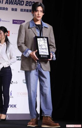 『第41回ベストジーニスト2024』の「一般選出部門」を受賞したSnow Manの目黒蓮