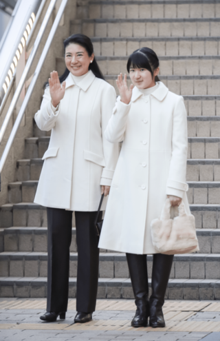 雪のように真っ白なコート姿で、毎年恒例のスキー旅行のため長野県へ。雅子さまはミドル丈、愛子さまは膝丈で上品なコントラストが際立つ