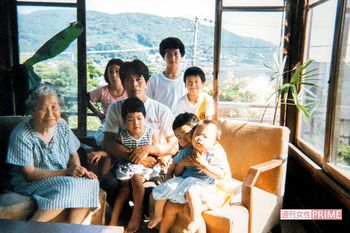 弟を抱っこする6歳の晶さん（前列右）