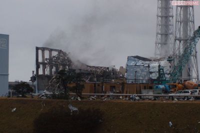水素爆発で白煙を上げる福島第一原発3号機。事故から10年たっても収束は見通せない