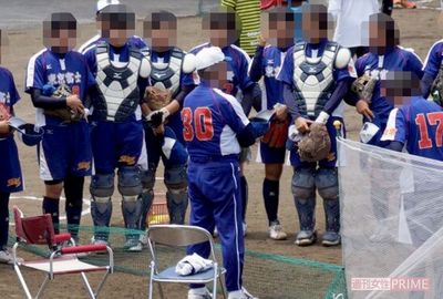《強豪女子ソフト部セクハラ騒動》70代総監督のお触り・ハグ・キス攻め疑惑に戦慄！