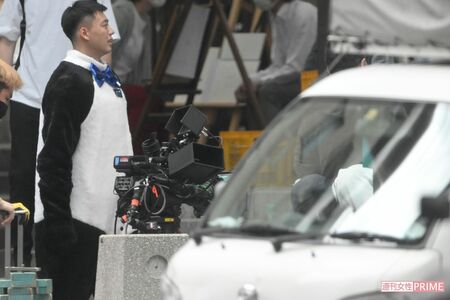 ドラマ『六本木クラス』ロケ、パンダの着ぐるみをきる竹内涼真（2022年5月）