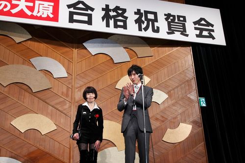 79歳で宅建に合格。祝賀会には、ショートパンツにロングブーツ姿で堂々、登壇した