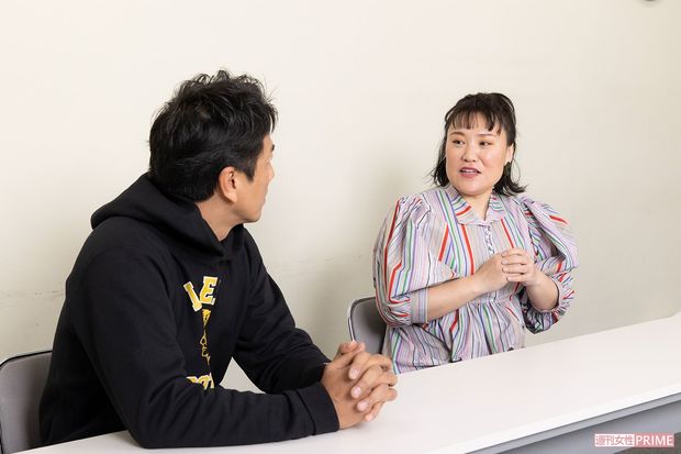 対談する原田龍二とバービー