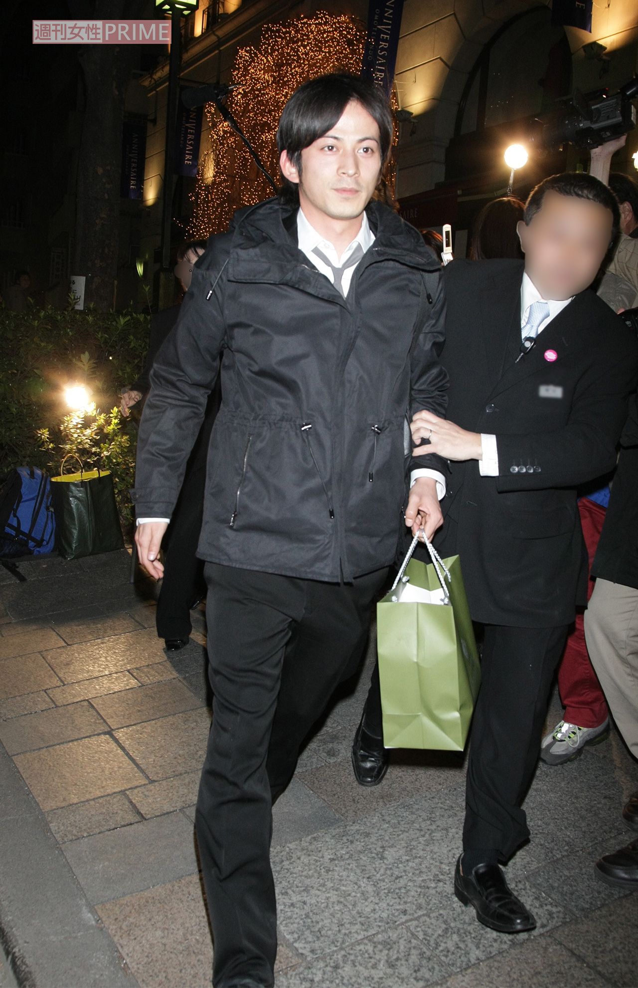 2008年3月、高岡蒼佑（当時は蒼甫）と宮崎あおいの披露宴に出席した岡田准一 