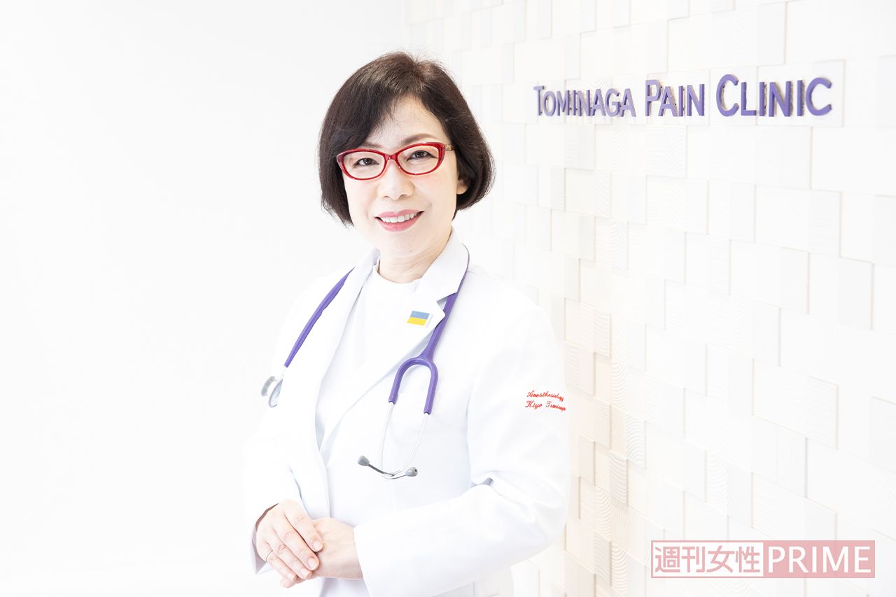 富永喜代さん。2014年、現在の場所でクリニックを開いた。1階から３階まである同院では西洋医学の診察、治療だけでなく、鍼灸やフィットネスなど総合的に受けられる。　写真／北村史成