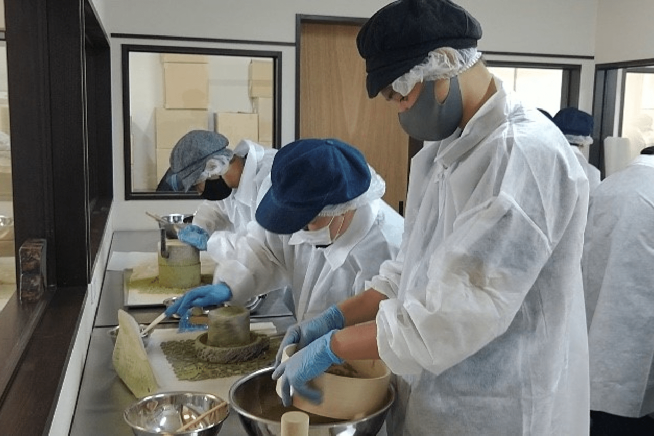 パウダーラボでは石臼や専用機械でチョコレートに混ぜるお茶やフルーツなどを細かく砕く作業を行う