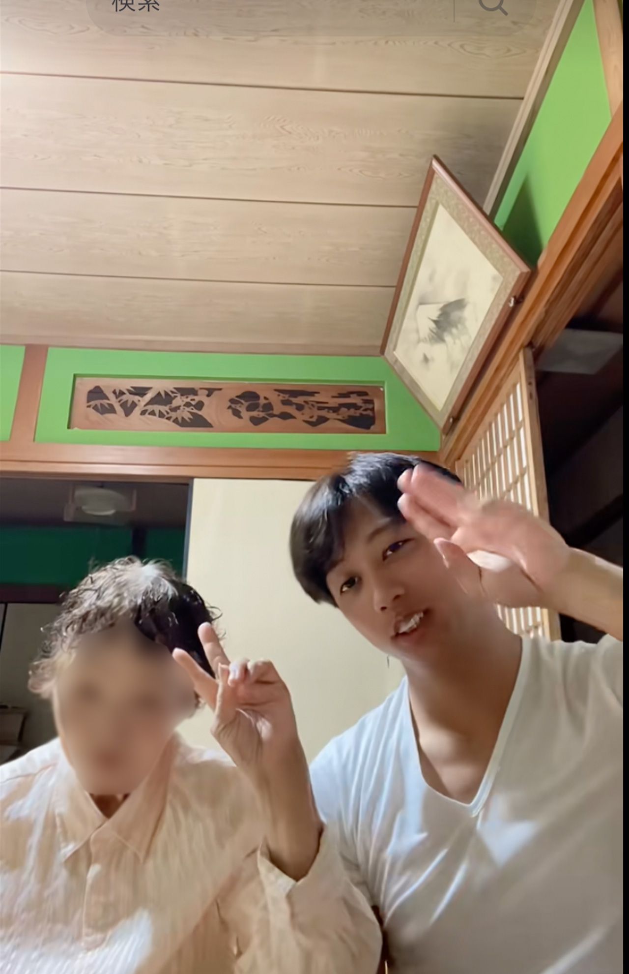 祖母とTikTokダンスを披露する元広島・羽月隆太郎（公式TikTokより）
