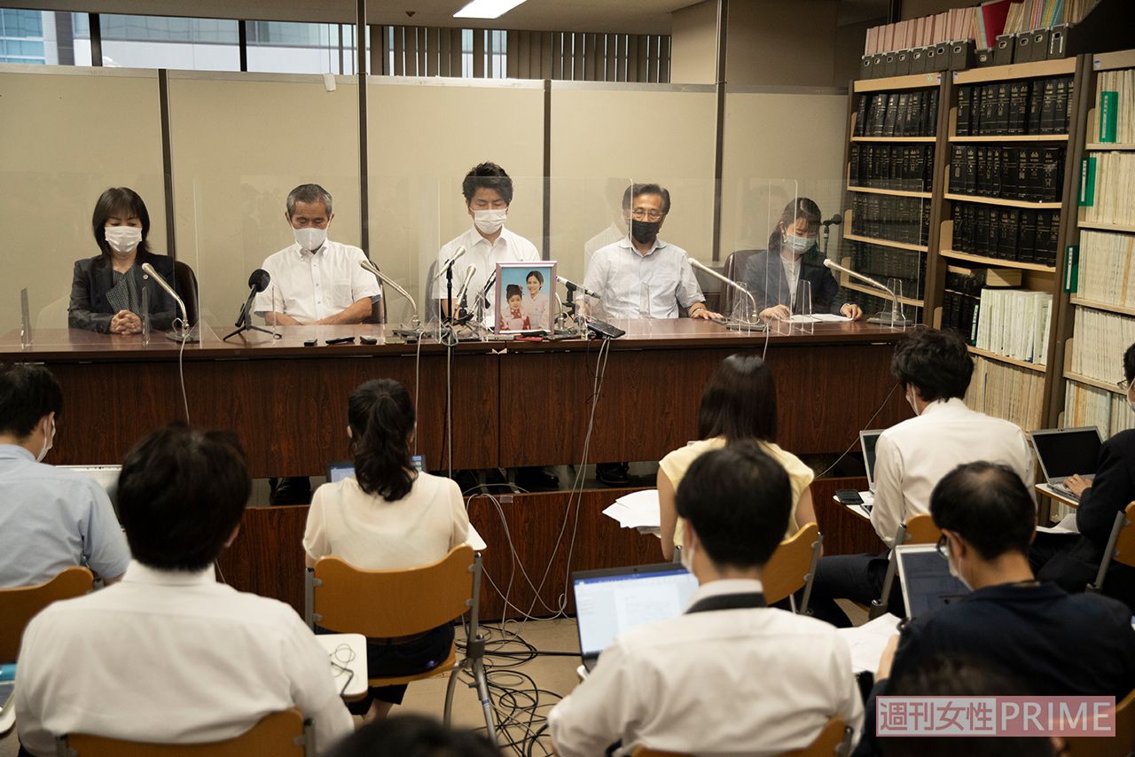 裁判後に記者会見には多くの記者が