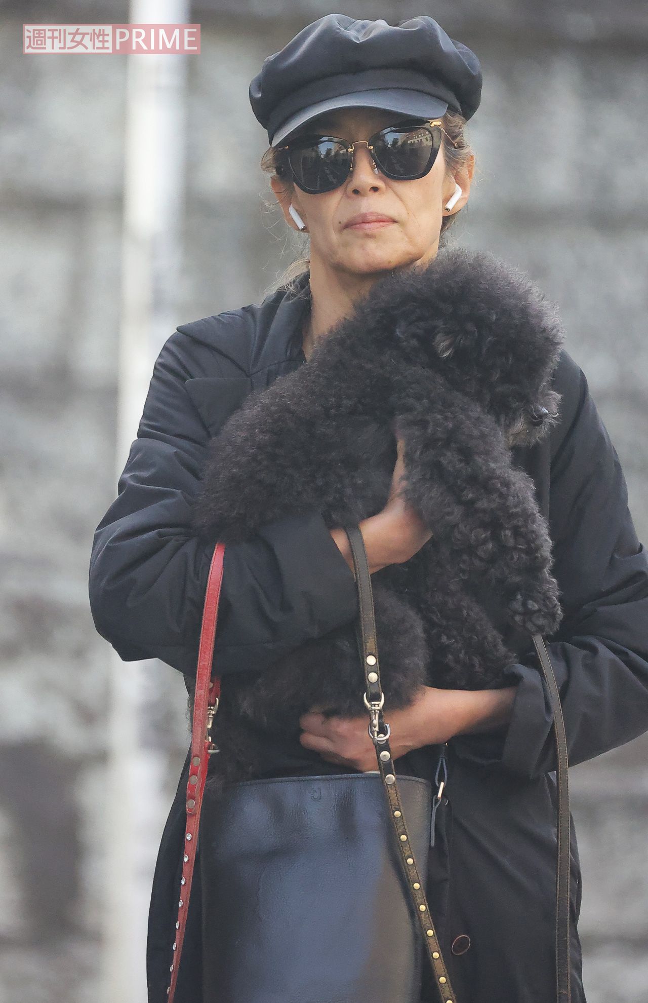 キャスケットの帽子にキャットアイのサングラスを組み合わせる、小物使いもオシャレな萬田久子