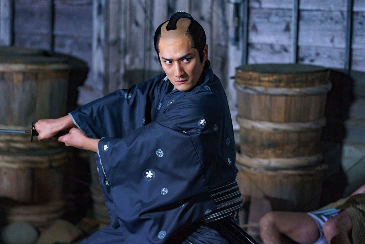 卯之吉（左）と幸千代の2役を演じる BS時代劇『大富豪同心2』